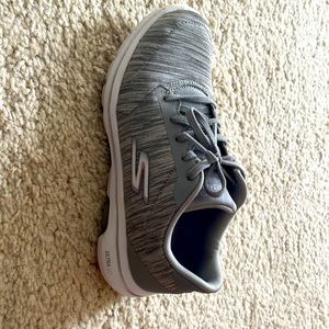 Tennis shoes